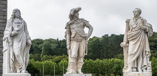 Les statues de Versailles à l’Ecole navale retrouvent leur splendeur