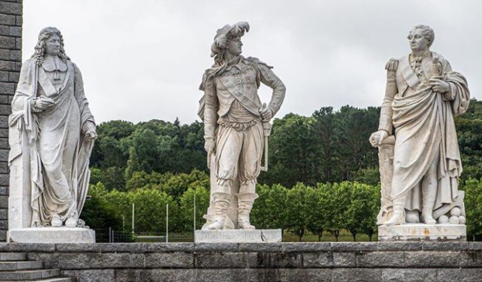 Les statues de Versailles à l’Ecole navale retrouvent leur splendeur