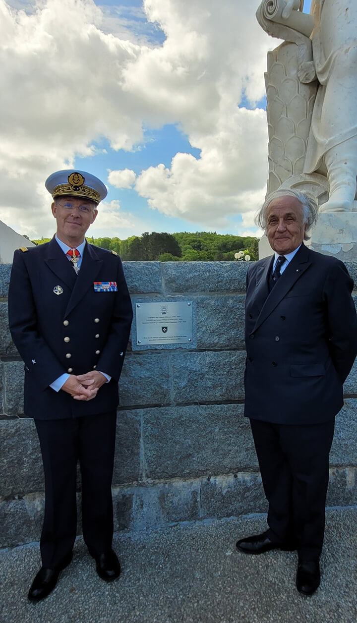 Le contre-amiral Benoît Baudonnière et le bailli Jean-Pierre Mazery ont dévoilé la plaque le 12 mai 2022