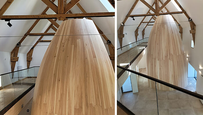 Cette « salle de silence » est un cocon en bois de 6,15mX5m dont la forme ouverte et irrégulière rappelle les coques de bateaux de la région.