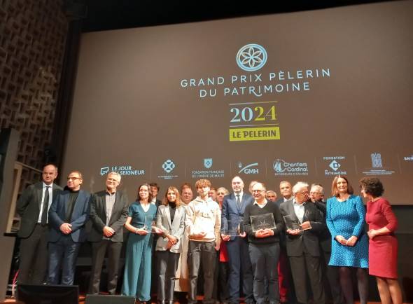 Le Président Charles de Boissezon avec le lauréat du Prix à gauche